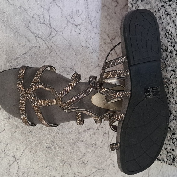 Easy Street flat sandels in bronze and silver in size 6. - Picture 3 of 3